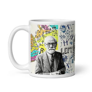 Può includere: Tazza in ceramica bianca con un'illustrazione colorata di Sigmund Freud e la parola "LEFT" sul lato. L'illustrazione include note musicali, un cervello e altri disegni astratti.