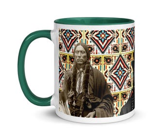 Może przedstawiać: Biały ceramiczny kubek z zielonym uchwytem i wnętrzem. Kubek przedstawia portret Indianina i kolorowy geometryczny wzór. Projekt zawiera czerwone, niebieskie i żółte elementy.