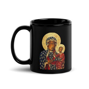 Könnte beinhalten: Schwarze Keramiktasse mit einer religiösen Ikone einer Frau und eines Kindes mit goldenen Heiligenscheinen. Die Frau trägt ein blaues Gewand mit weißen Sternen und ein rotes Untergewand. Das Kind trägt ein rotes Gewand mit goldenen Akzenten.