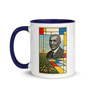 Op de afbeelding: Witte keramische mok met een blauwe rand met een portret van George Washington Carver in een kleurrijk geometrisch ontwerp. Het ontwerp bevat een veld met pinda's en een zonsondergang.