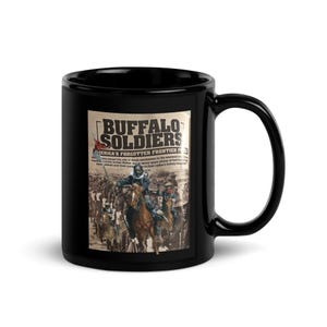Może przedstawiać: Czarny ceramiczny kubek z historycznym zdjęciem Buffalo Soldiers, z tekstem "Buffalo Soldiers: America's Forgotten Frontier". Obraz przedstawia żołnierzy na koniach. Świetny prezent dla miłośników historii.