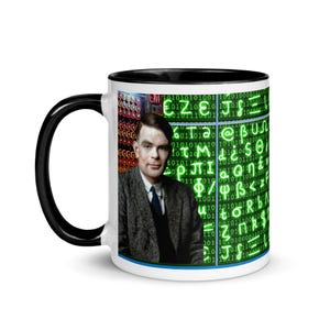 Op de afbeelding: Een witte keramische mok met een zwarte rand en handvat. De mok heeft een kleurenfoto van Alan Turing, een Britse wiskundige en informaticus, met een groene matrix van letters en cijfers erachter. De tekst op de matrix bevat de letters "CZE" en "BU".