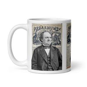 Peut inclure: Mug en céramique blanche avec une publicité vintage pour le cirque de P.T. Barnum. La tasse présente un portrait de P.T. Barnum en costume noir et nœud papillon. Le fond comprend des illustrations d'animaux et le texte "P.T. BARNUM'S".