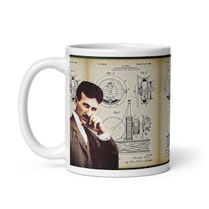 Puede incluir: Taza de cerámica blanca con un retrato de Nikola Tesla y un diseño de plano antiguo. El diseño de la taza incluye dibujos técnicos y texto relacionados con los inventos de Tesla, lo que la convierte en un regalo único.