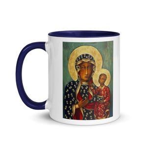 Könnte beinhalten: Weißer Keramikbecher mit marineblauem Griff und Innenraum. Der Becher zeigt eine religiöse Ikone einer Frau und eines Kindes mit goldenen Heiligenscheinen, vor einem türkisgrünen Hintergrund. Die Frau trägt einen dunkelblauen Umhang mit goldenen Sternen.