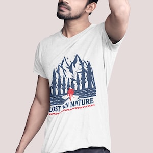 Camiseta "Perdido en la naturaleza" / Camiseta de senderismo de montaña / Camiseta gráfica de aventura en el bosque / Regalo para amantes de la naturaleza / Camiseta para exploradores al aire libre