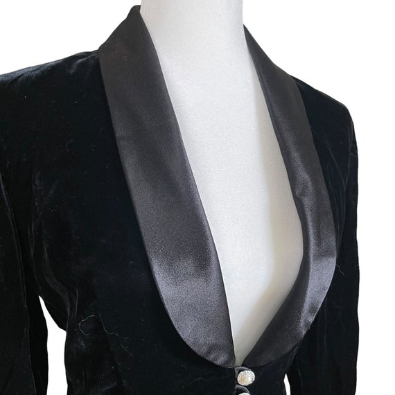 Vintage black velvet blazer with satin collar and… - image 3