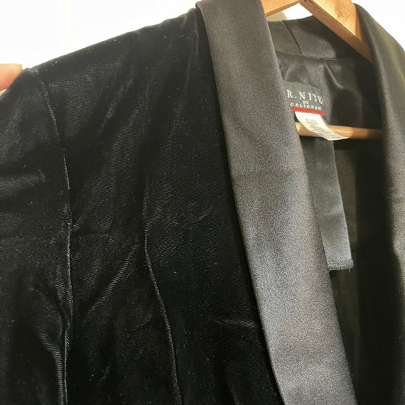 Vintage black velvet blazer with satin collar and… - image 6