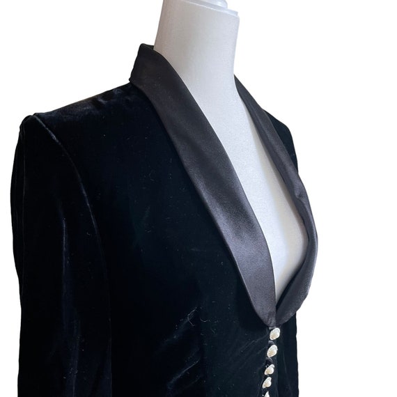 Vintage black velvet blazer with satin collar and… - image 5