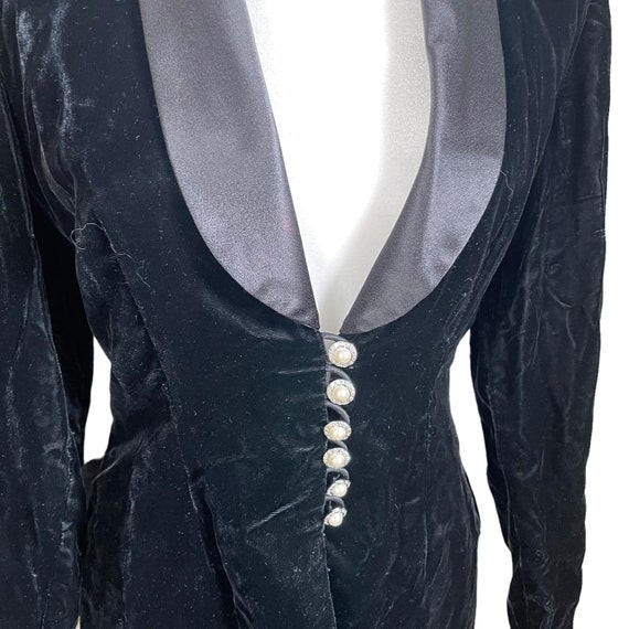 Vintage black velvet blazer with satin collar and… - image 4