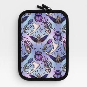 Capa para Kindle Bugs & Bones | Curiosidades e objetos peculiares | Presente literário para leitores | 7” ou 10” | Capa para e-reader, iPad e livros