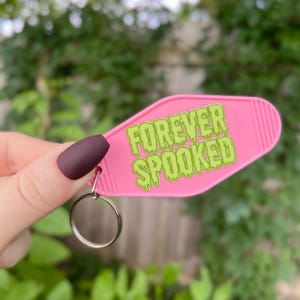 モーテル キーチェーン | Forever Spooked Shop キーチェーン | ハロウィーン、不気味なキーチェーン アクセサリー | 不気味なギフト