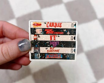 Pegatina de Halloween VHS / Pegatina de Halloween de películas de terror, Pegatina holográfica de película de terror / Pegatina para Kindle / Pegatina de vinilo con brillantina