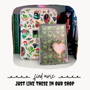 Puede incluir: Dos fundas para tel&eacute;fono con dise&ntilde;os caprichosos. Una es de color beige claro con ranas verdes, setas y otras ilustraciones. La otra es transparente con un patr&oacute;n de ranas verdes y un adorno en forma de coraz&oacute;n rosa. El texto "find more JUST LIKE THESE IN OUR SHOP" est&aacute; en la parte inferior.