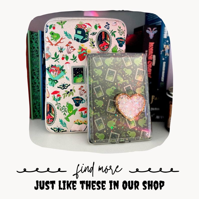 Puede incluir: Dos fundas para tel&eacute;fono con dise&ntilde;os caprichosos. Una es de color beige claro con ranas verdes, setas y otras ilustraciones. La otra es transparente con un patr&oacute;n de ranas verdes y un adorno en forma de coraz&oacute;n rosa. El texto "find more JUST LIKE THESE IN OUR SHOP" est&aacute; en la parte inferior.