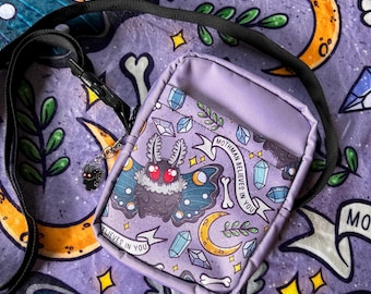 Bolso Mothman / Bolso bandolera para eReader / Bolso impermeable para Kindle / Bolso con correa ajustable para eReader / Regalo acogedor para amantes de los libros / Estética fantástica