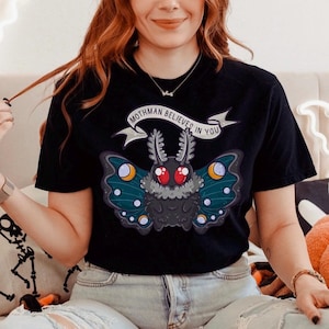 Camiseta Mothman Comfort Colors / Mothman Believes in You, camiseta extragrande y acogedora / Ropa inspirada en Cryptid / Regalo de Mothman / Camisa Cryptid Negro