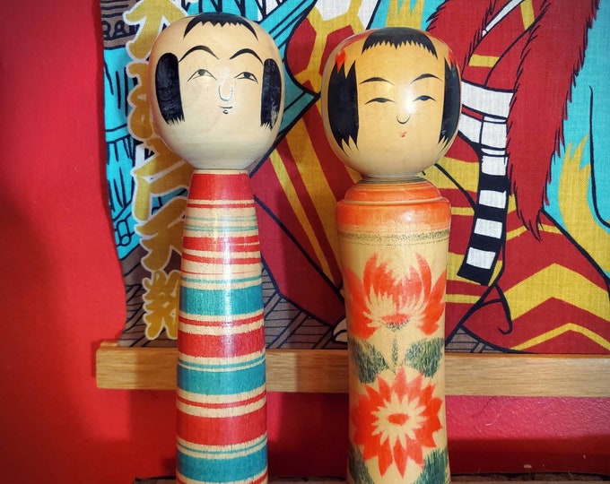 Muñecas Kokeshi antiguas, adorable pareja de muñecas Kokeshi japonesas, madera pintada a mano firmada por artista, regalos de boda de Japón, decoración de juguetes japoneses