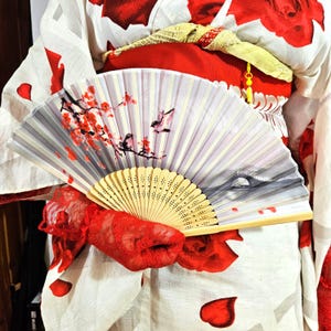 Aziatische vouwventilator en zijden kwastje, vogels rode sakurabloesem Japanse brug, kimono Sensu, hittegolfaccessoire bruiloftventilator, concertventilator