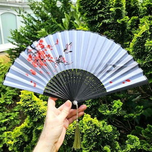 Leuke Aziatische opvouwbare waaier en zijden kwastje, vogels rode sakurabloesem met zwarte bamboe, Japanse kimono Sensu, ventilator hittegolfaccessoire, concertventilator