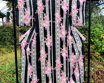 Gorgeous Floral Rose Yukata Kimono with Dark Pink Roses & Victorian Lace on Black, Vintage Japanese Womens Summer Kimono, Washable Cotton