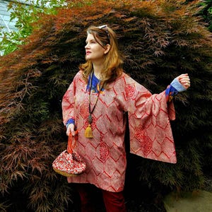 Vintage Red Shibori Silk Kimono Jacket, Honeycomb Hexagons Floral Design, Michiyuki Short Kimono, Women&#39;s Kimono Cardigan with Snaps