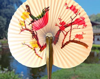 Abanico plegable asiático con pájaros y flores, abanico de papel de bolsillo con pájaros cantores rojos y verdes, flores de ciruelo amarillas y flores de sakura rosa intenso, abanico chino