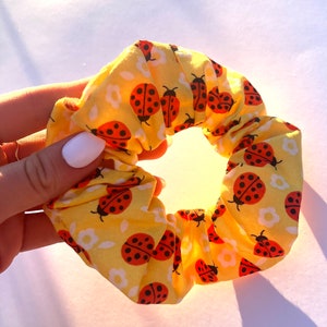 Żółta biedronka Cotton Scrunchie pomysły na prezenty dla mamy letnie prezenty dla niej gumki do włosów dla córki prezenty dla druhen