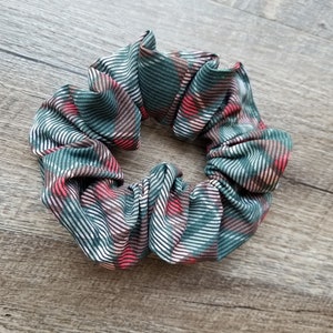 Hair Scrunchie, green plaid hair scrunchie, plaid scrunchie, green red white plaid, hair scrunchy, Christmas hair scrunchie, accessory