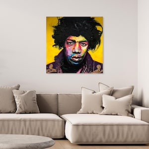 Op de afbeelding: Een levendig portret van een persoon met donker, krullend haar tegen een gele achtergrond. Het kunstwerk toont een kleurrijk gezicht met tinten blauw, roze en groen. De persoon draagt een donkere jas met gouden accenten.