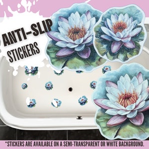 以下が含まれることがあります： 底に青と紫の水蓮のステッカーが貼られた白いバスタブ。ステッカーには「ANTI-SLIP STICKERS」と表示されており、半透明または白い背景で入手できます。