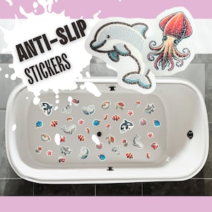 Könnte beinhalten: Eine weiße Badewanne mit einer Vielzahl von bunten rutschfesten Aufklebern auf dem Boden. Die Aufkleber zeigen Meerestiere wie Delfine, Wale, Fische und Krabben. Der Text "ANTI-SLIP STICKERS" ist in Weiß auf einem weißen Spritzhintergrund geschrieben.