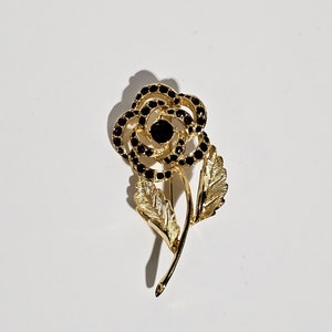 Vintage Gold Rose Brooch with Black Crystal Accents - Elegant Jewelry Accessory