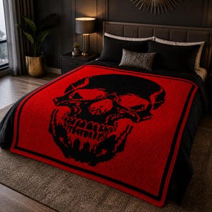 Puede incluir: Una manta roja y negra con un dise&ntilde;o de calavera se muestra en una cama. La manta presenta un gran dise&ntilde;o de calavera negra sobre un fondo rojo. La manta tiene un borde negro y est&aacute; colocada sobre una cama con ropa de cama negra.