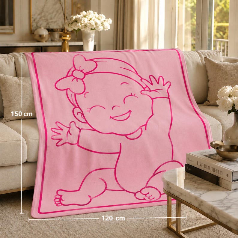 Pu&ograve; includere: Una coperta rosa per bambini con una grande illustrazione di un bambino sorridente con un fiocco. La coperta misura 120 cm di larghezza e 150 cm di lunghezza.