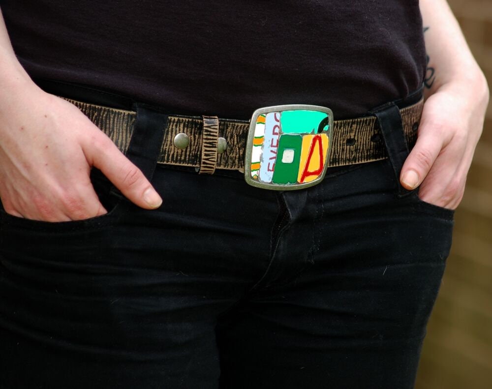 Reclaimed License Plate Buckle Grand: Rustic Urban Art, Hand  display picture 1
