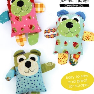 Könnte beinhalten: Drei kleine Patchwork-Bären-Plüschtiere mit verschiedenen Stoffmustern. Die Bären sind grün, blau und rosa mit weißen Punkten und haben schwarze Augen und Nasen. Der Text "Einfach zu nähen und perfekt für Stoffreste! Kleine Bären" befindet sich unter den Bären.