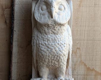 Sierbeugel met gestreepte uilmotief in eikenhout