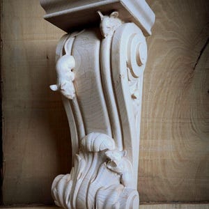 Acanthus and Field-Mice Corbel Bracket in Oak