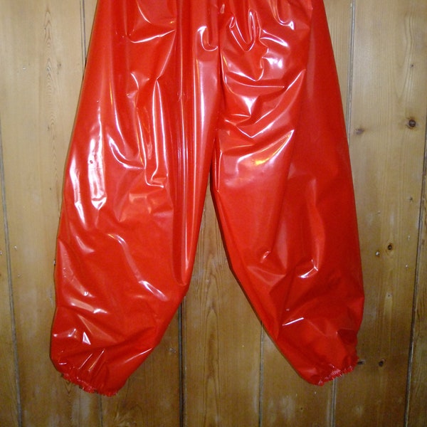 Glänzende Rote PVC Hose Plastik Jogger Jogginghose Überzug Gummizug Unisex Lackhose Rollenspiel S/M, L/XL oder 2/3XL