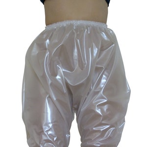 Puede incluir: Pantalones cortos de plástico transparente con cintura elástica y aberturas para las piernas. Los pantalones cortos están fruncidos en la cintura y las piernas.