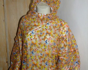 Vestido largo de PVC con capucha y cierre de vinilo. Prenda de plástico de longitud maxi para mariquitas.