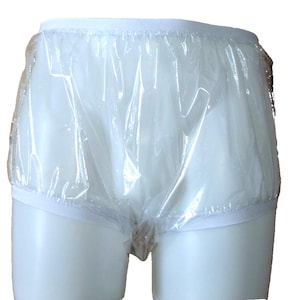 Puede incluir: Ropa interior de plástico transparente con cintura y perneras elásticas blancas. El material transparente permite ver la forma de la prenda. Diseñado para uso adulto.