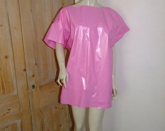 Locker sitzendes Langarm-PVC-T-Shirt - Vinyl-Rollenspieloberteil in Sissy Pink