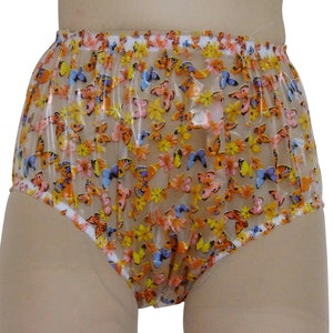 Peut inclure: Sous-vêtements en plastique transparent avec un imprimé de papillons et de fleurs dans des tons d'orange, jaune, rose et bleu.