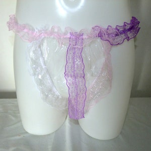 Puede incluir: Ropa interior de plástico transparente con ribete de encaje rosa y morado.