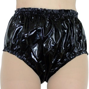 Puede incluir: Ropa interior de plástico negro brillante con una cintura elástica fruncida.