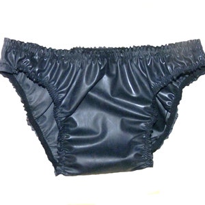 Cueca de látex preta feita à mão: Cueca de látex com entrepernas largas