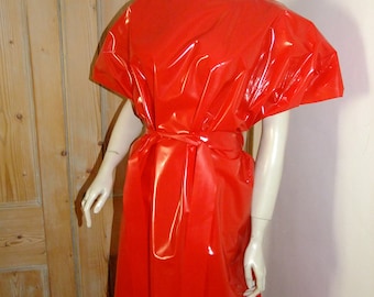 Rotes Lack-Tunika-Kleid, Kunststoff-Maxikleid mit Gürtel, handgefertigt in Großbritannien
