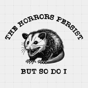 以下が含まれることがあります： 「The horrors persist but so do I」というテキストが書かれた、オポッサムの白黒イラスト。